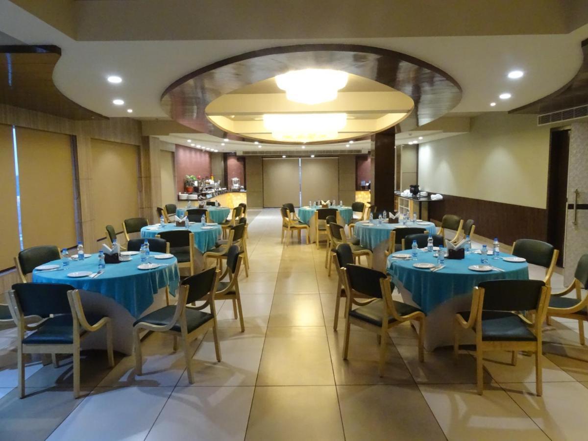 The Grand Arc Hotel & Convention Centre Shahjahanpur Exterior foto